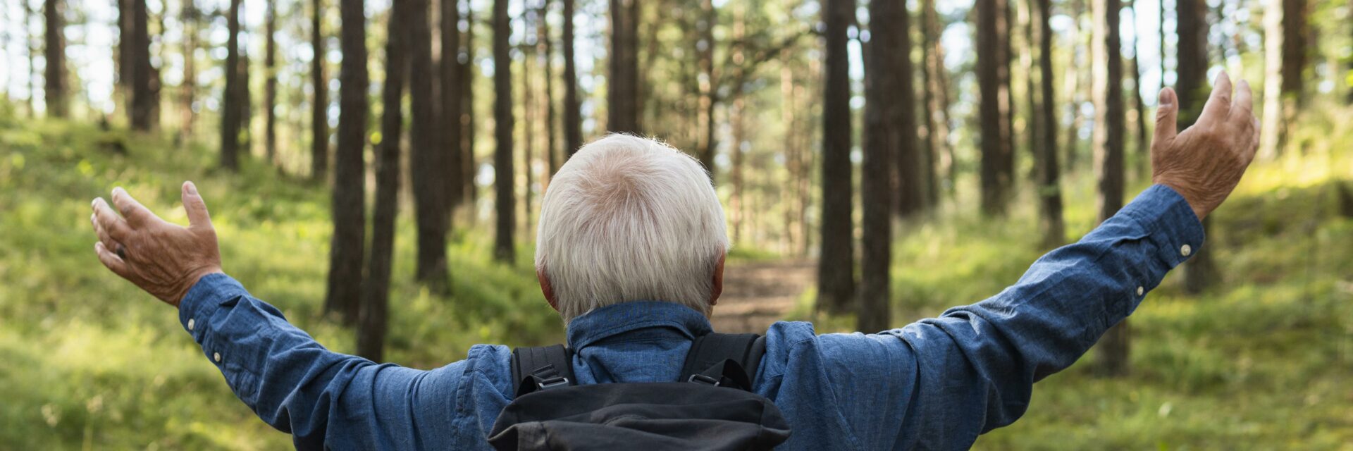 Jeune retraité les bras ouverts dans la nature, symbole de liberté, idée de cadeau de départ à la retraite